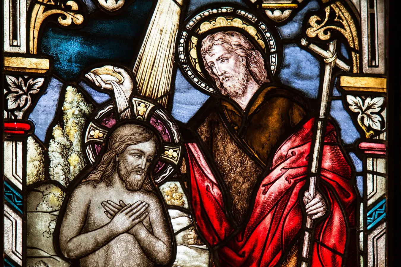 Mosaico de una ventana de iglesia mostrando el Bautismo de Jesús