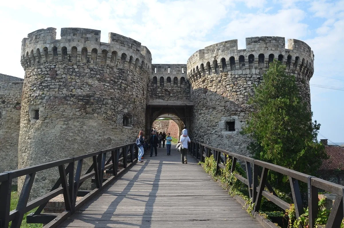 Una de las entradas fortificadas con dos torres medievales