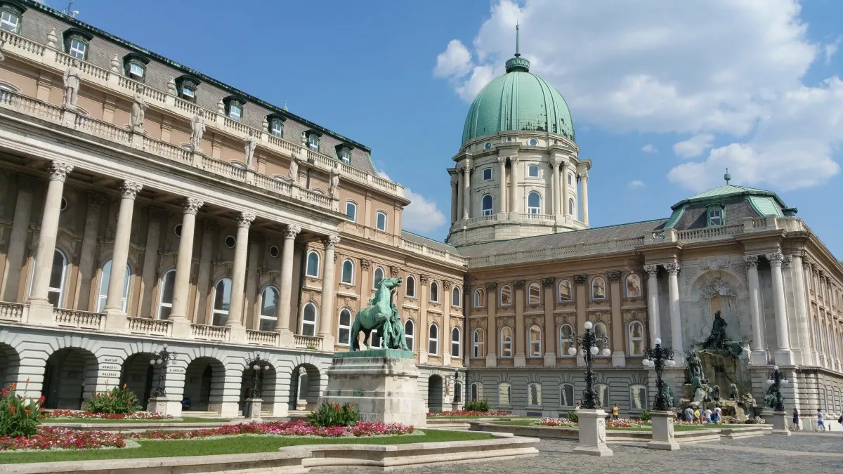 La entrada principal del Castillo de Buda con la escultura de un caballo justo enfrente