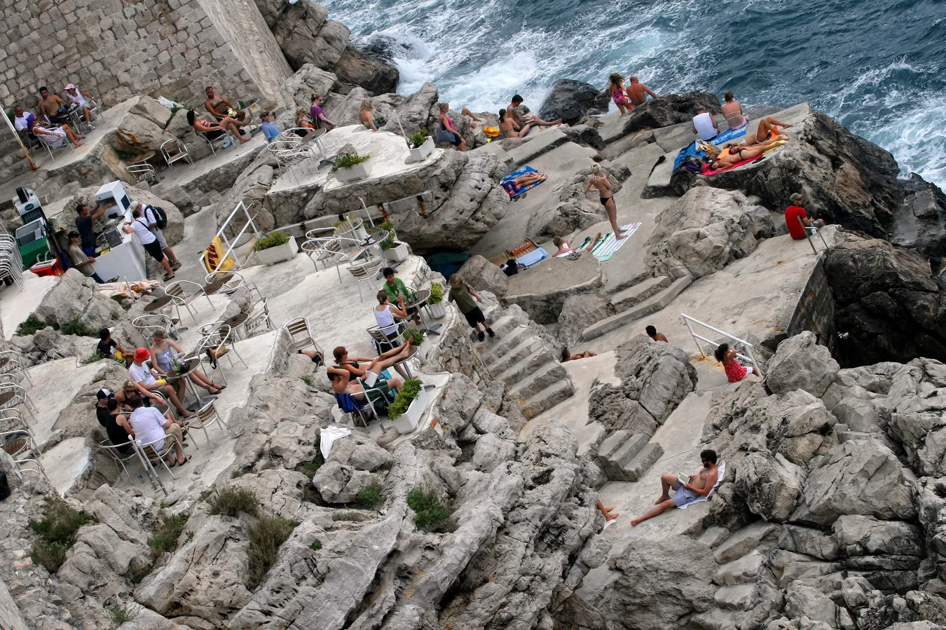 Terraza natural en Dubrovnik al lado del mar