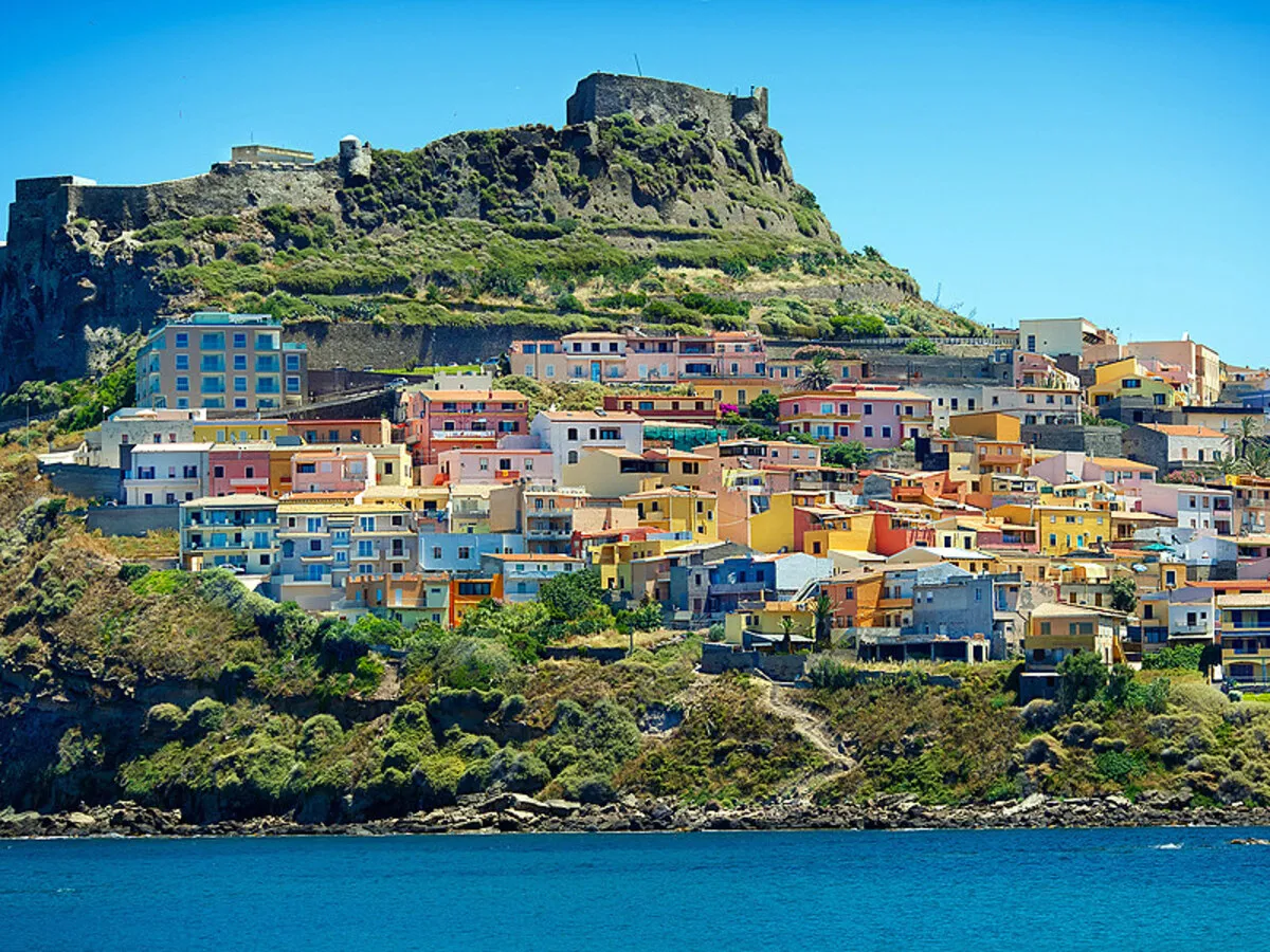 Panorámica de las casas de colores y de la fortaleza que hay en la parte superior de la ciudad.