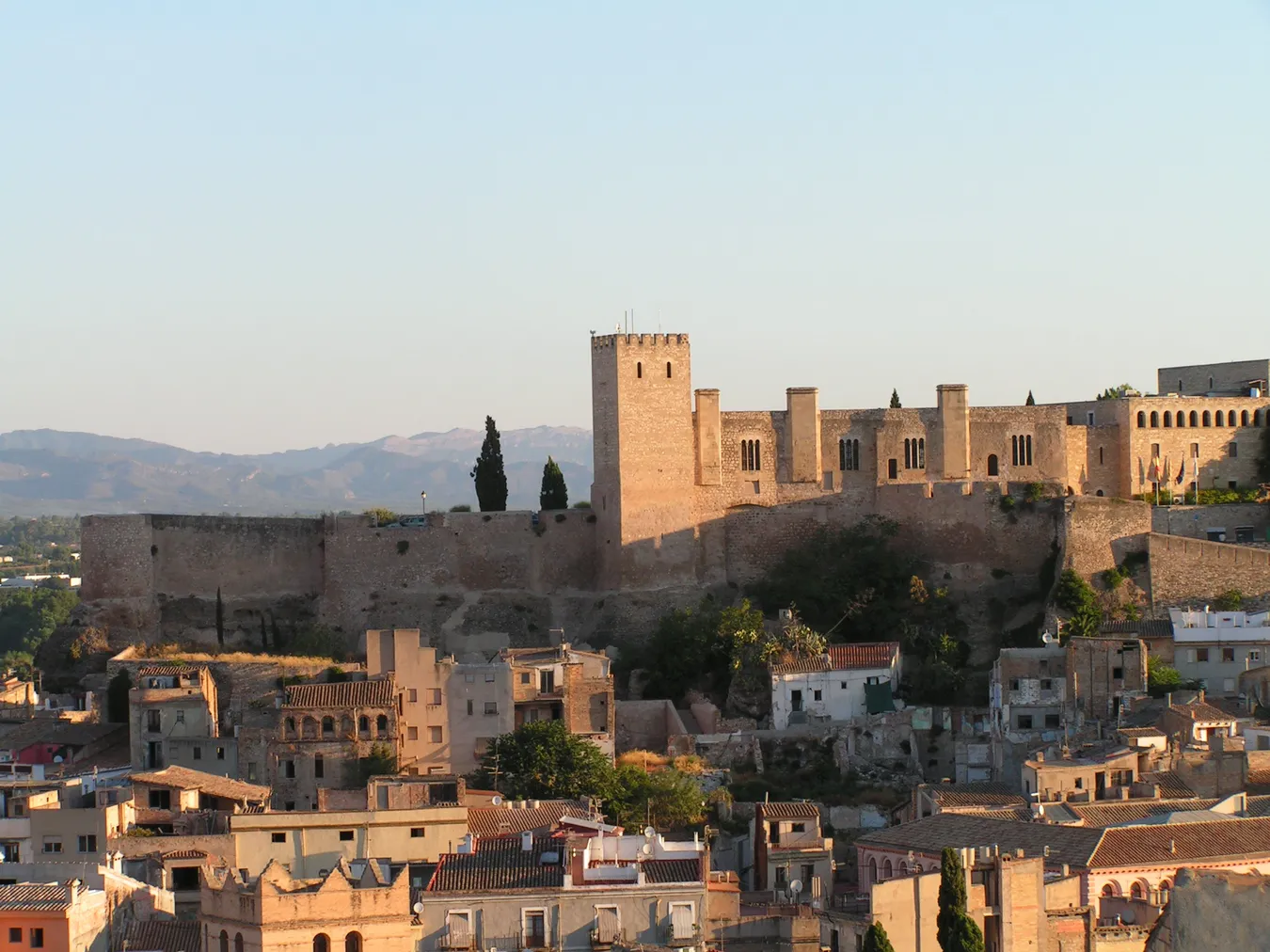 Vista en prespectiva del castillo de la Zuda de Tortosa.