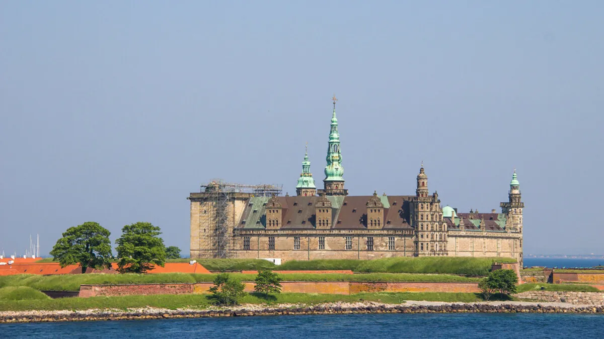 Panorámica del castillo donde se ven los muros a orillas del lago que lo rodeada.
