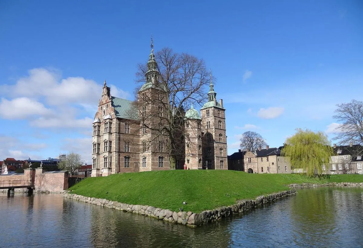Panorámica del Castillo de Rosenborg rodeado de agua y césped