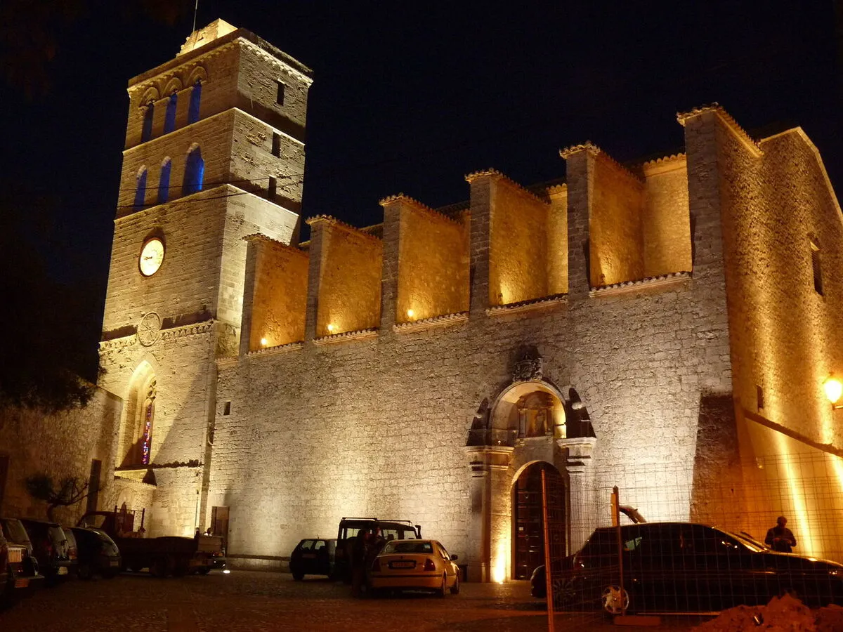 Una panorámica de la entrada principal de la catedral de Ibiza de noche con las luces encendidas