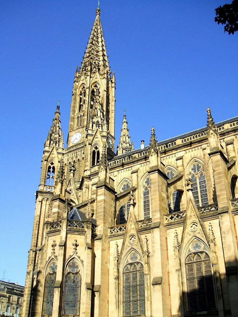 Entrada principal de la catedral de estilo gótico y una de sus puntiagudas torres