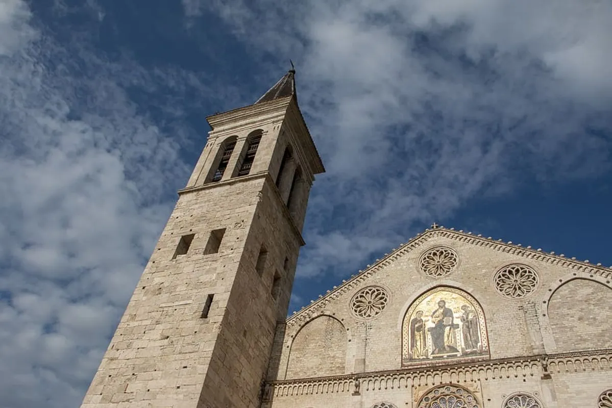 La fachada principal de la iglesia con una imagen bizantina junto a la torre