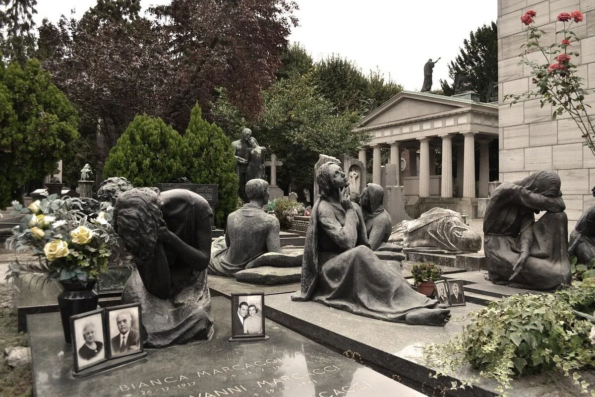 Lapidas del cementerio de Milan un día de lluvia