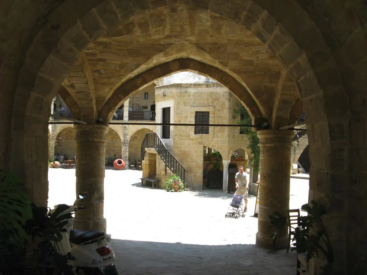 Uno de los arcos de Büyük Han en el centro histórico de la Ciudad de Nicosia. Al fondo hay un restaurante.