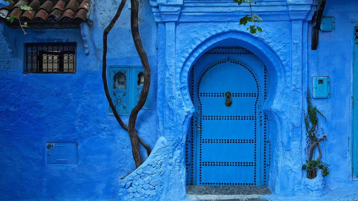 Una puerta azul del centro de la Medina de una casa local