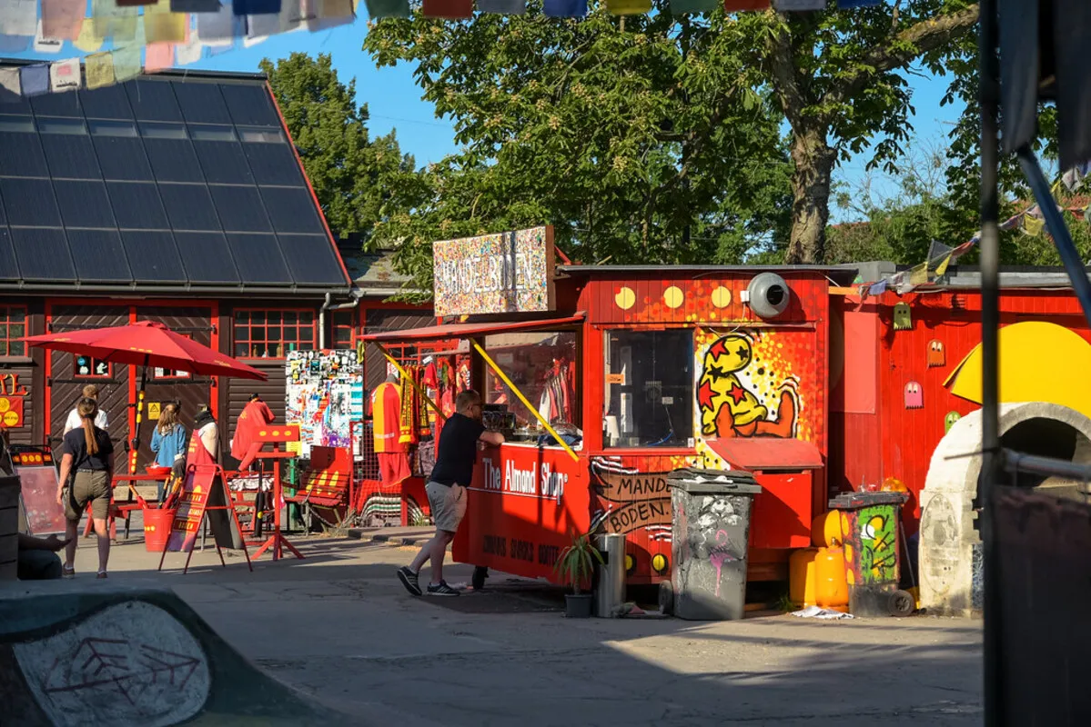 Puestos de color rojo dentro del barrio de Christiania