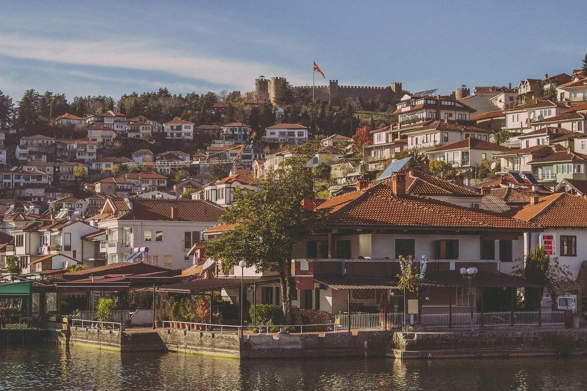 Panorámica ciudad de Ohrid con casas blancas de pequeño tamaño y tejados