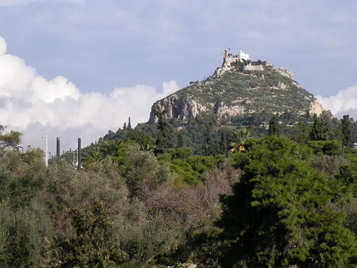 La colina con la pequeña Capilla de San Giorgio en la cima