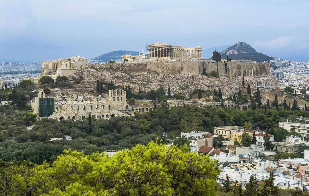 Panorámica de las vistas desde la colina, donde se ve la Acrópolis presidiendo la ciudad de Atenas