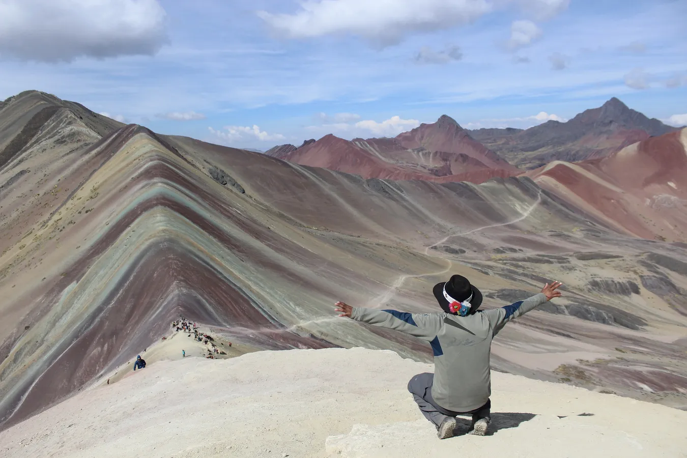 Turista coronando la cima de la montaña Arcoíris.