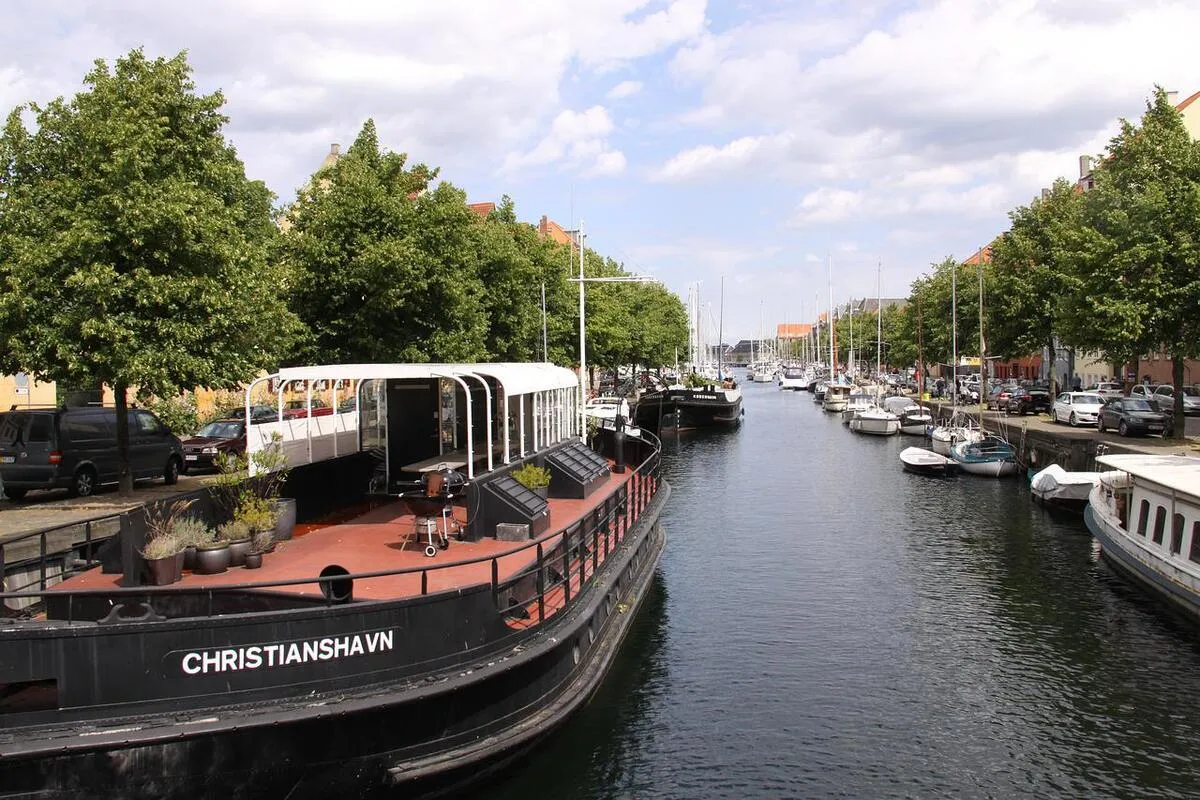 Uno de los barcos que cruza los canales de Copenhague