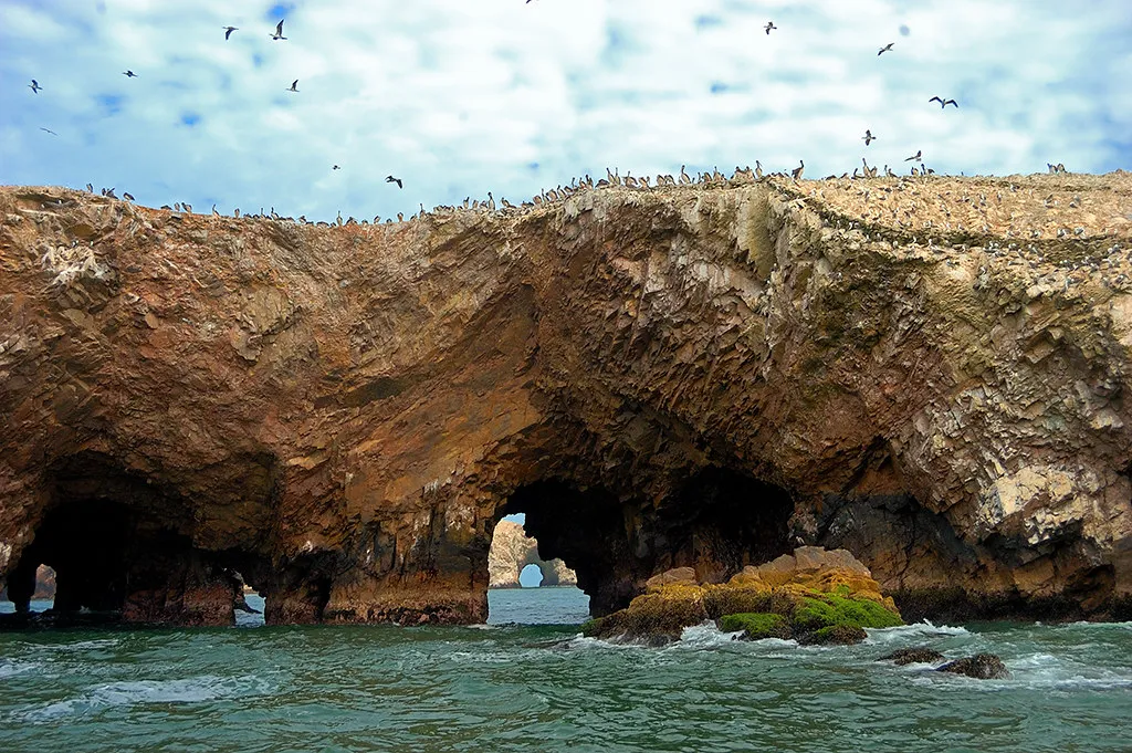 Una de las cuevas de Islas Ballestas durante una visita desde Paracas.