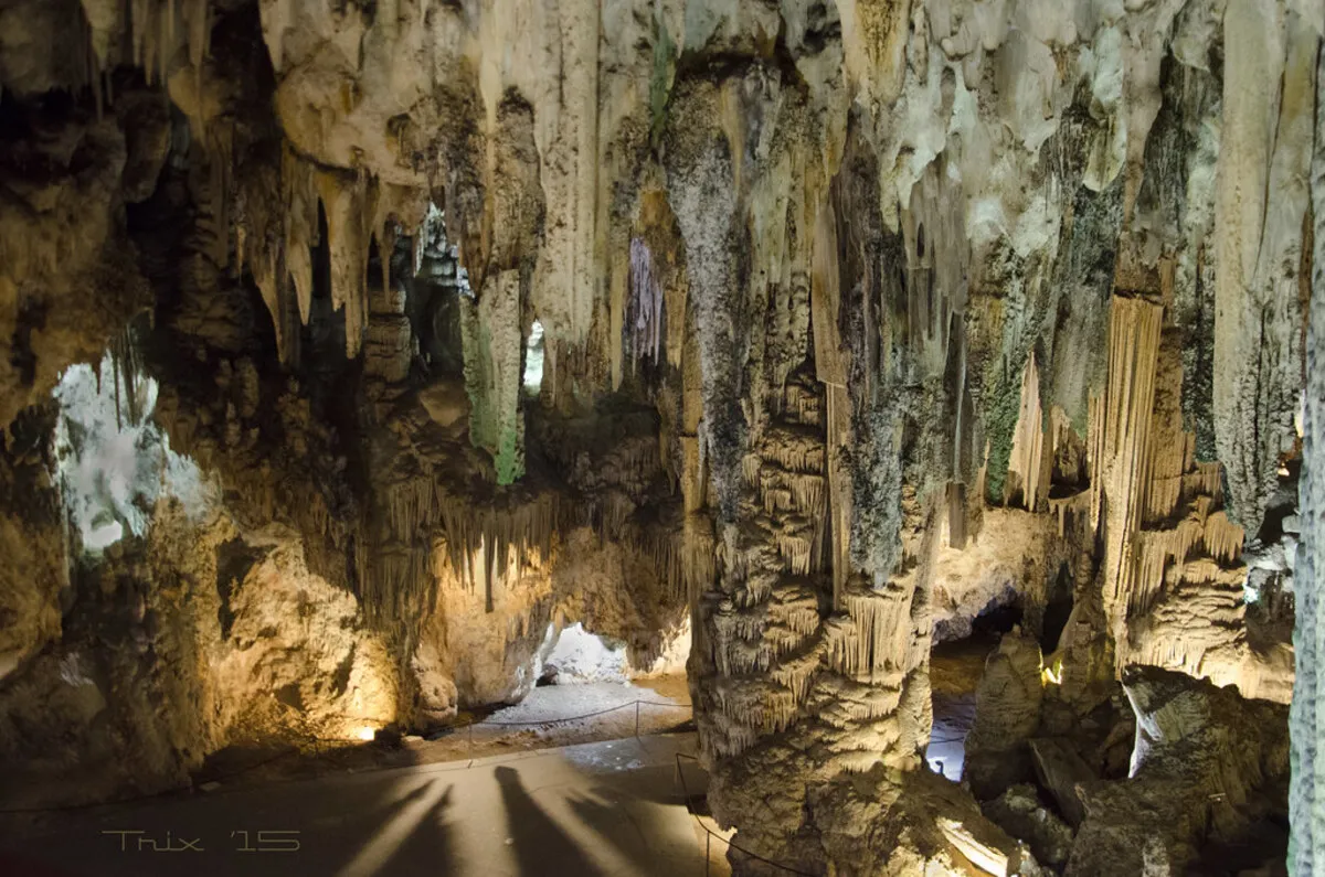 El interior de la impresionante cueva con estalactitas y estalagmitas