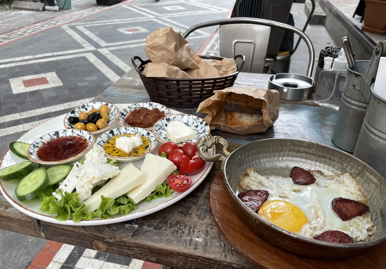 Foto de una de las variantes de desayuno turco para una persona en uno de los restaurante Kuff de Estambul