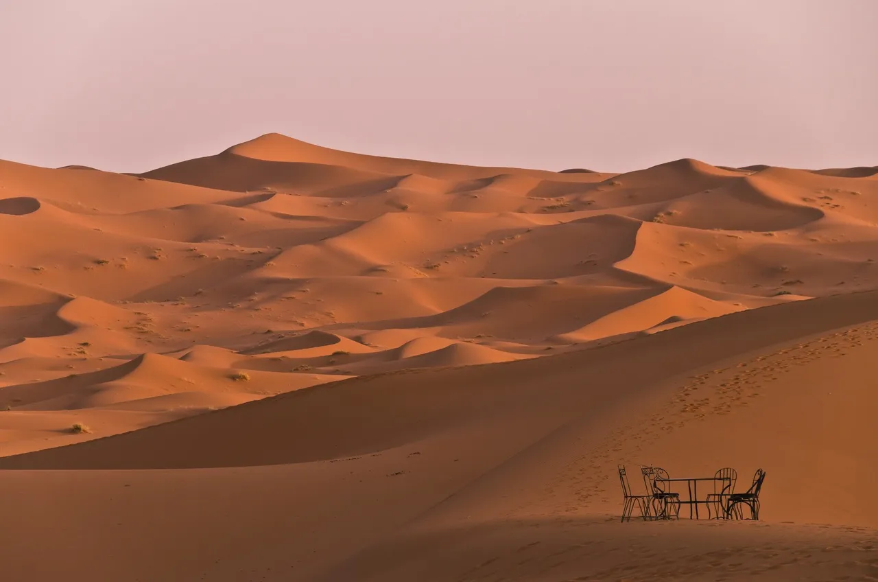 Mesa en el desierto del Sahara