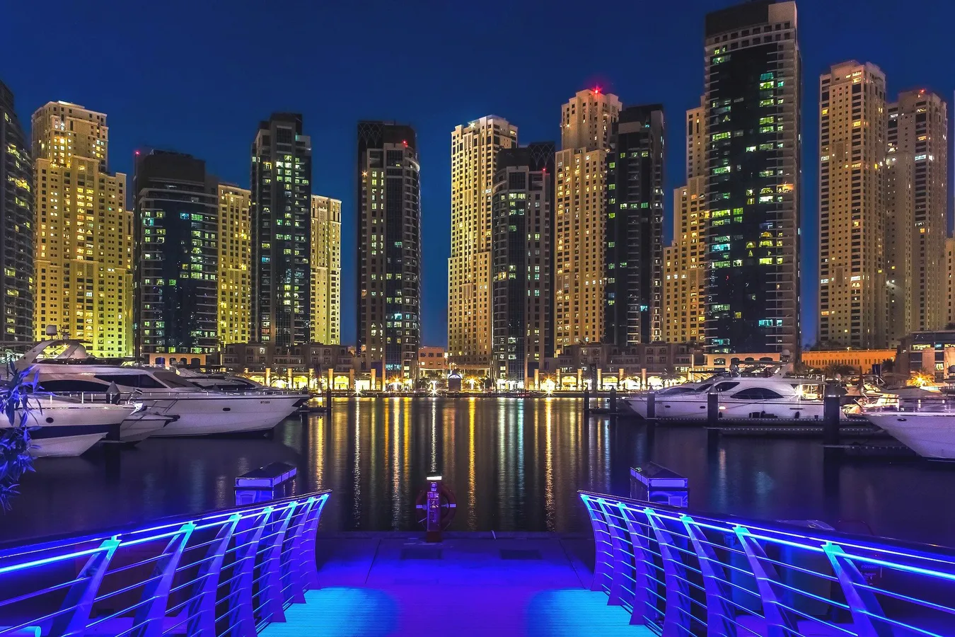 Dubai Marina de noche