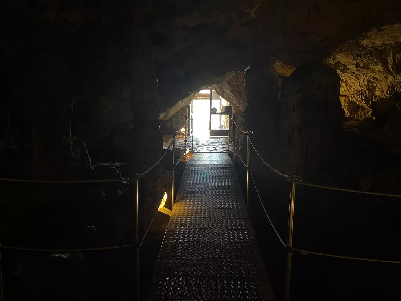 Pasarela de entrada a la cueva Sfendoni