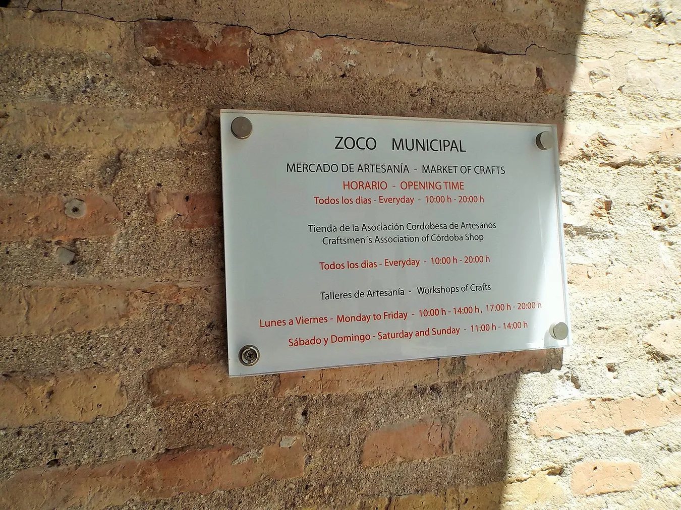 Cartel con horarios y detalles del zoco de Córdoba.