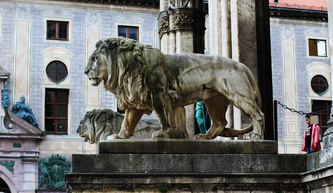 Estatua de un león en la plaza Odeonsplatz.