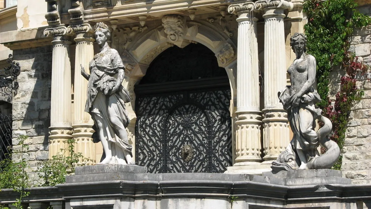 Uno de los balcones del castillo con dos preciosas figuras de mujeres de estilo neoclásico