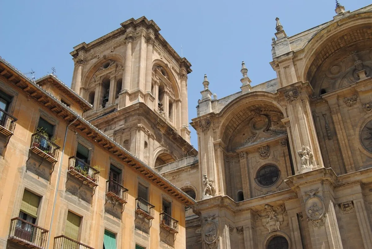 La fachada de la catedral con las torres a los lados