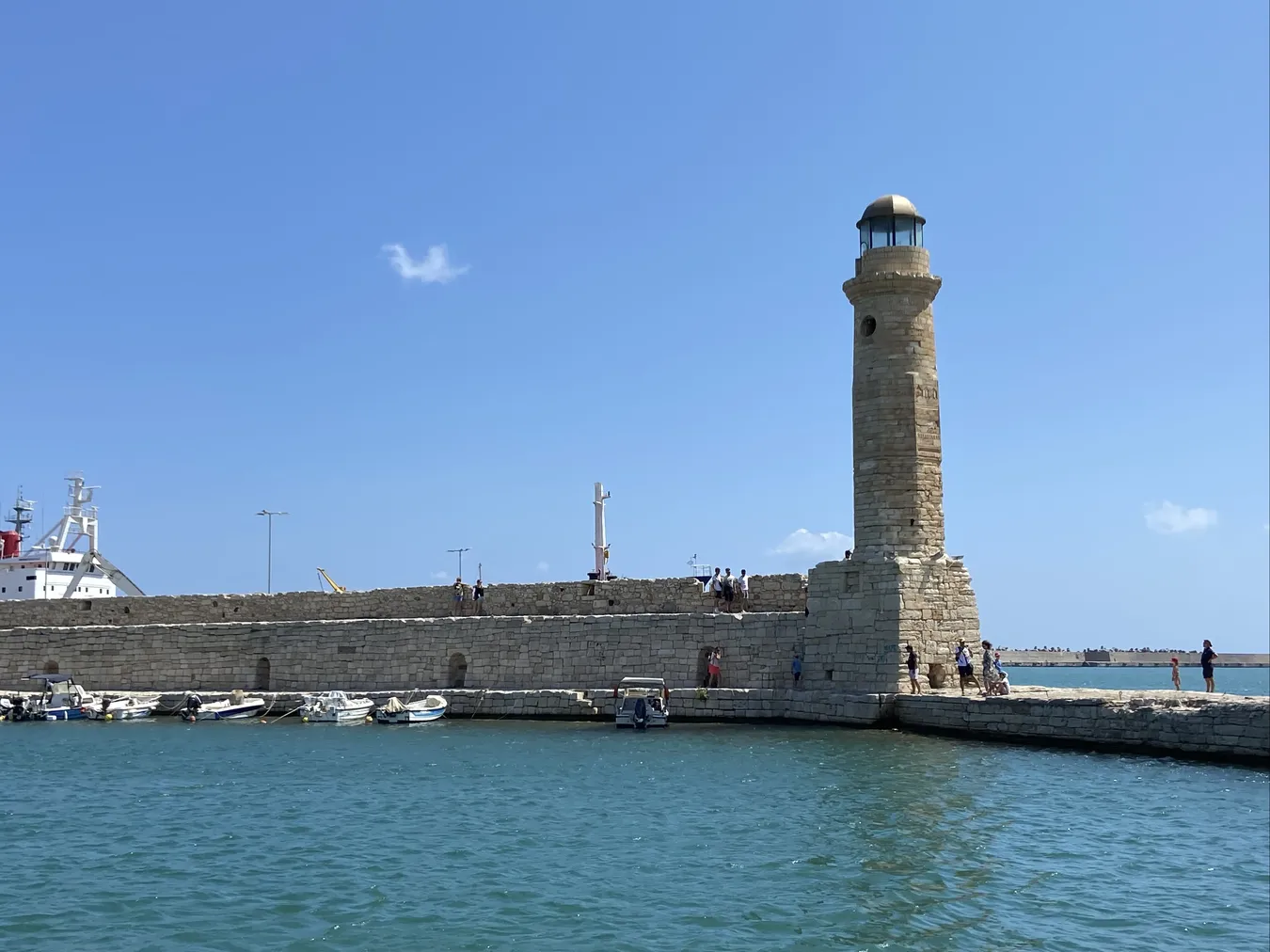 Faro de Rétino desde el puerto veneciando.