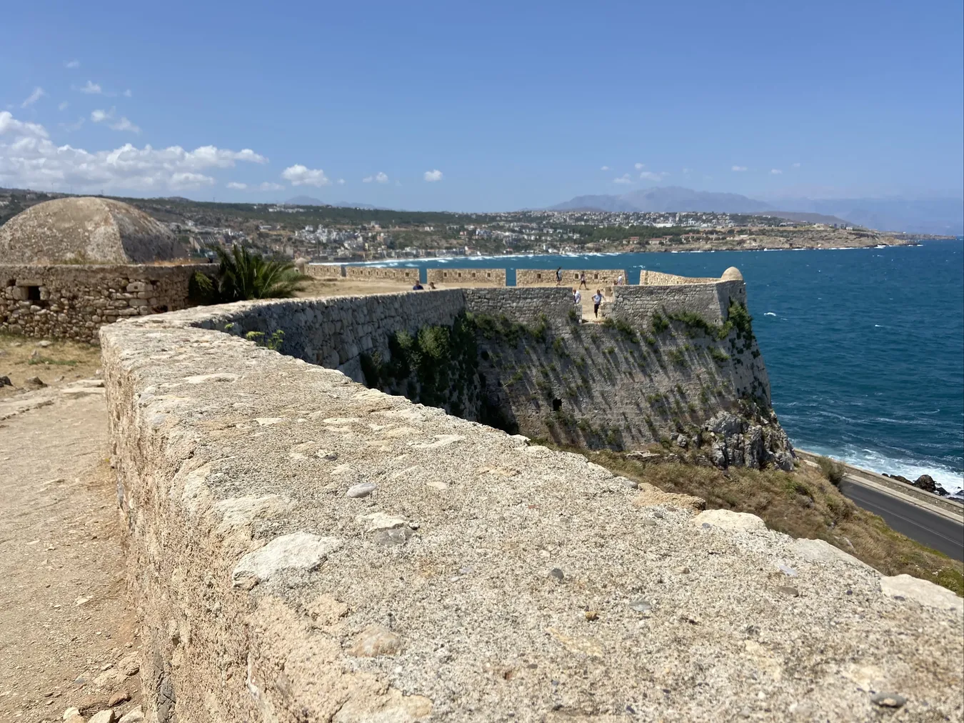 Una de las muralles del fuerte de Rétino.