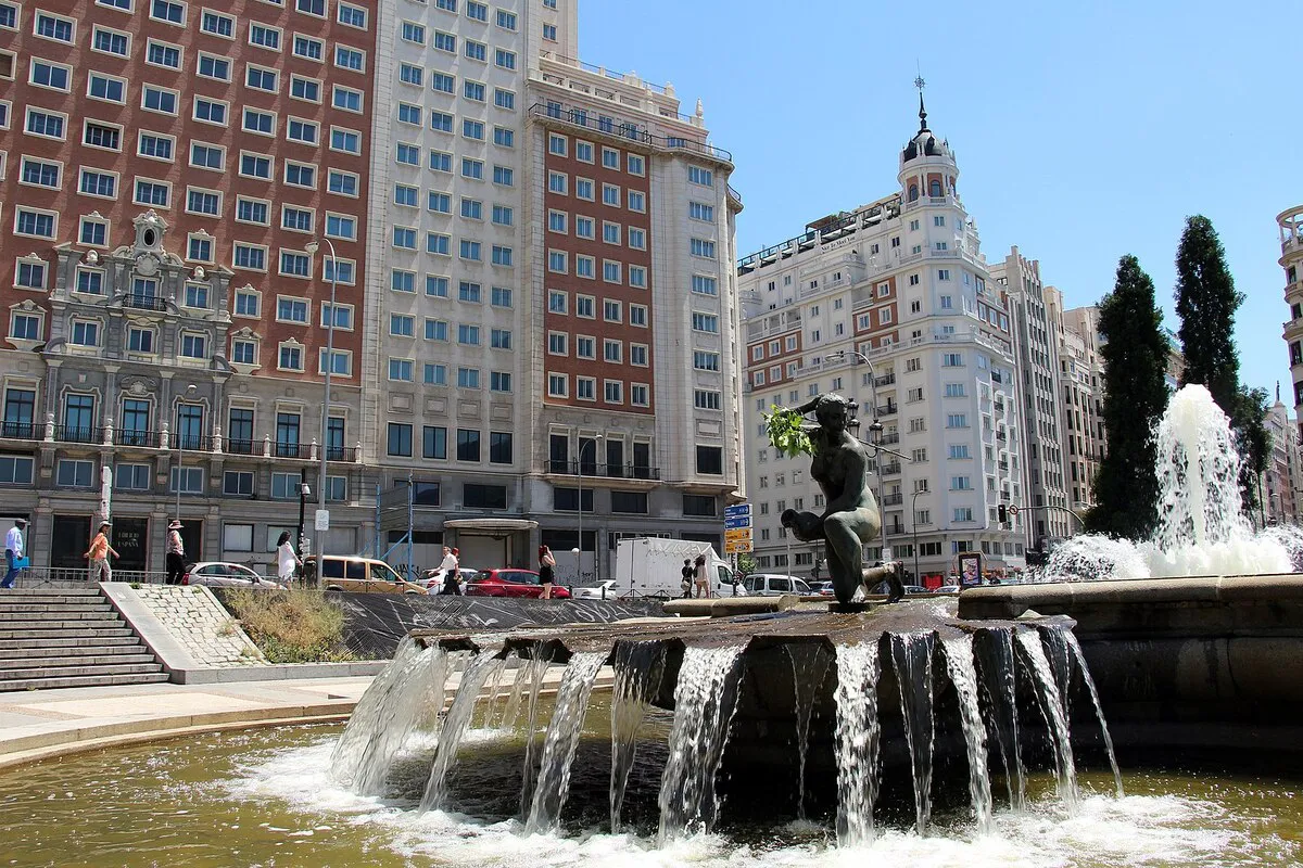 La Fuente de la Concha desde uno de los laterales con el Edificio Madrid de fondo