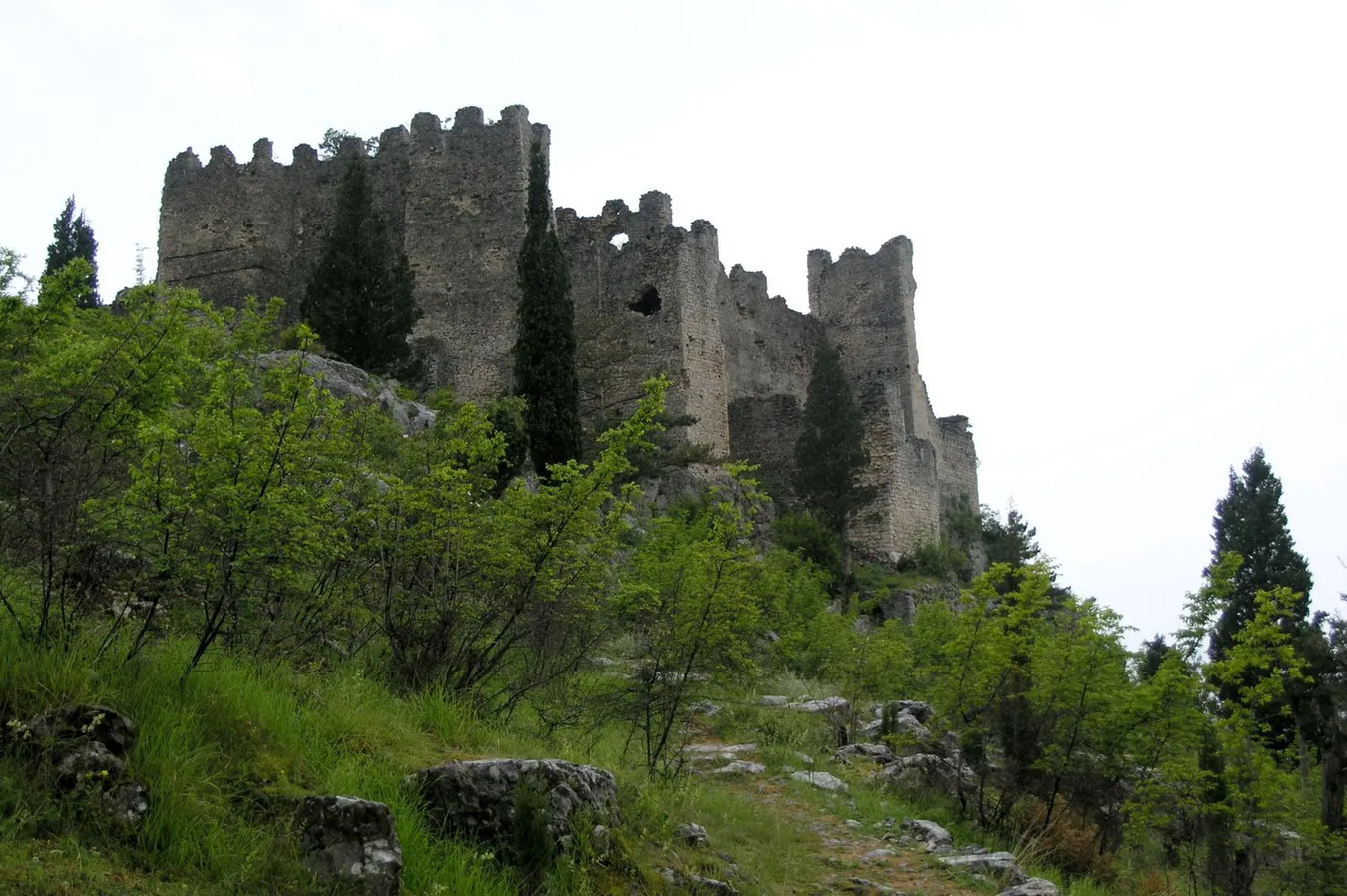 Castillo de Blagaj coronando la colina.