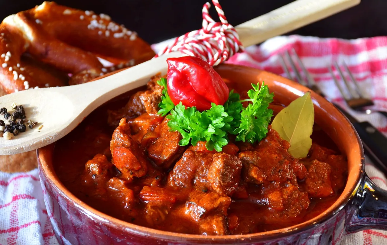 Goulash, plato típico húngaro.