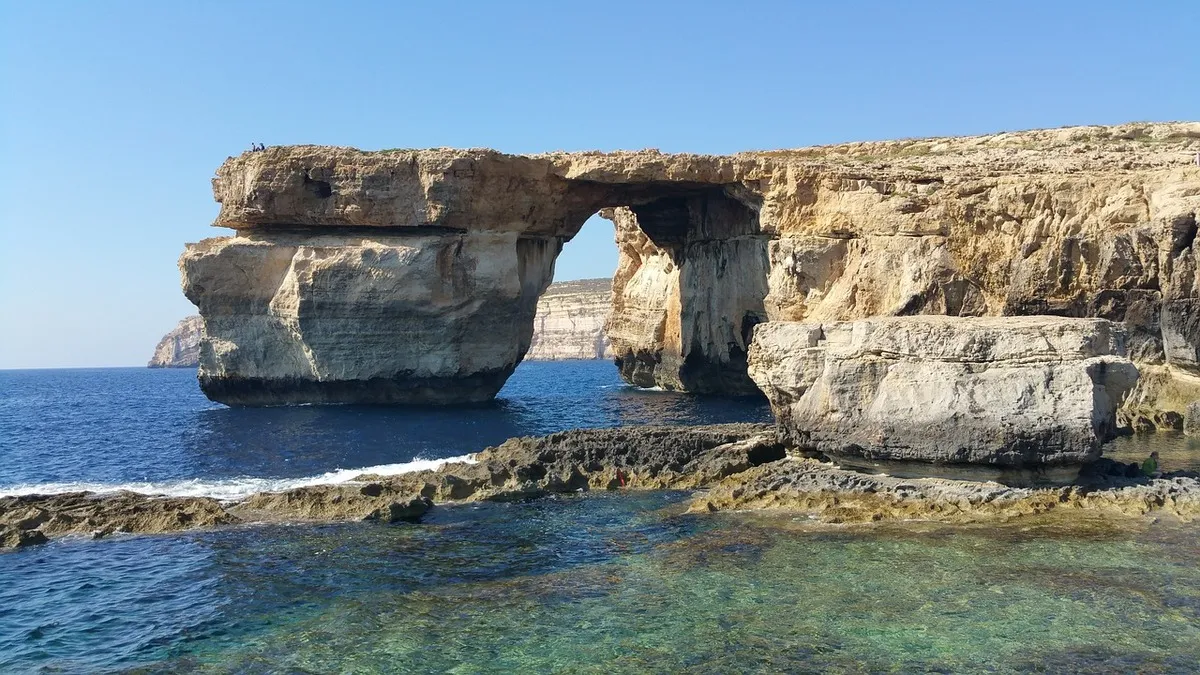 Una de las formaciones rocosas que hay en la isla llamada la ventana azul, rodeada de agua color turquesa