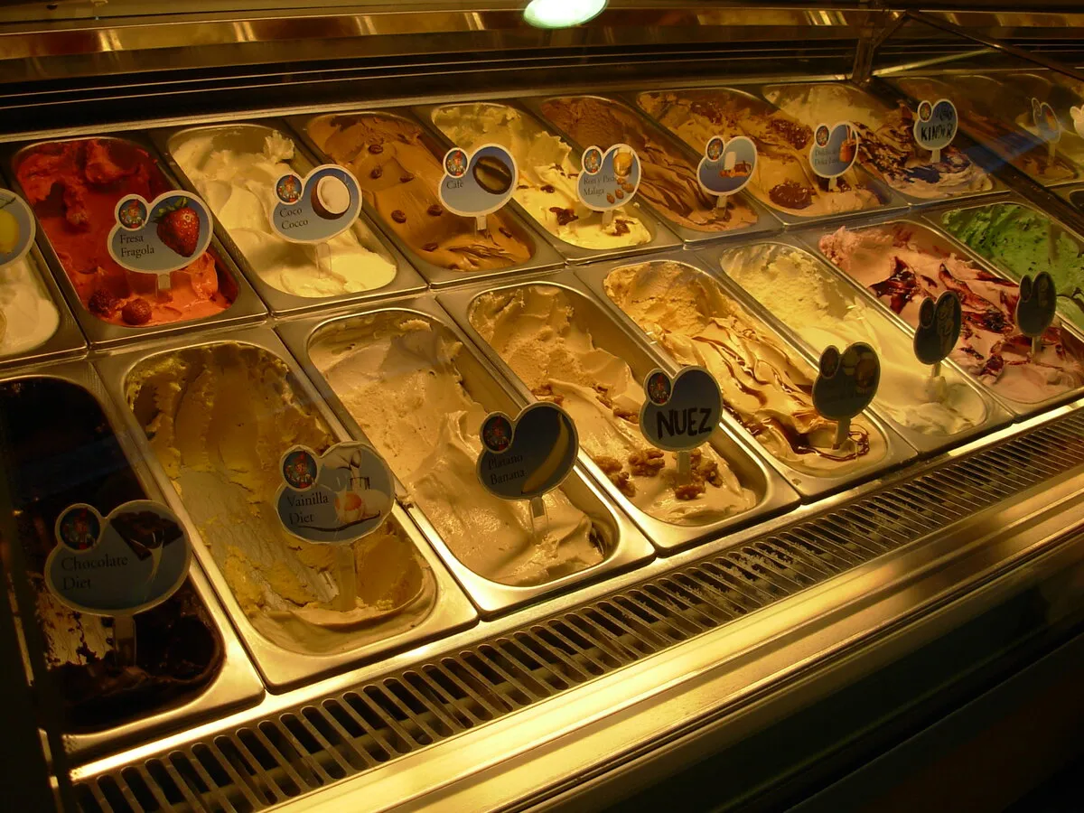 Diferentes tipos de sabores de helados en un expositor