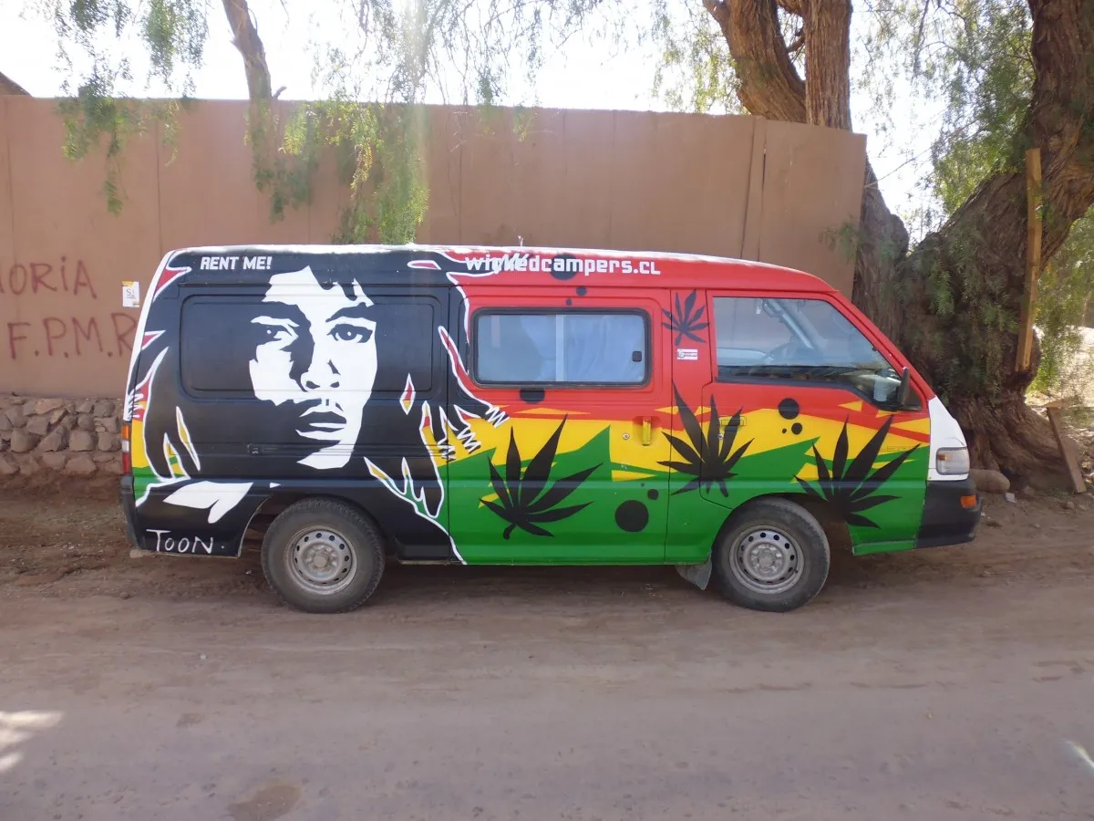 Caravana con la imagen de Bob Marley y la bandera de Jamaica