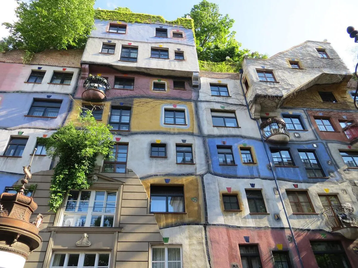 La facha de colores del famoso edificio Hundertwasserhaus visto desde abajo