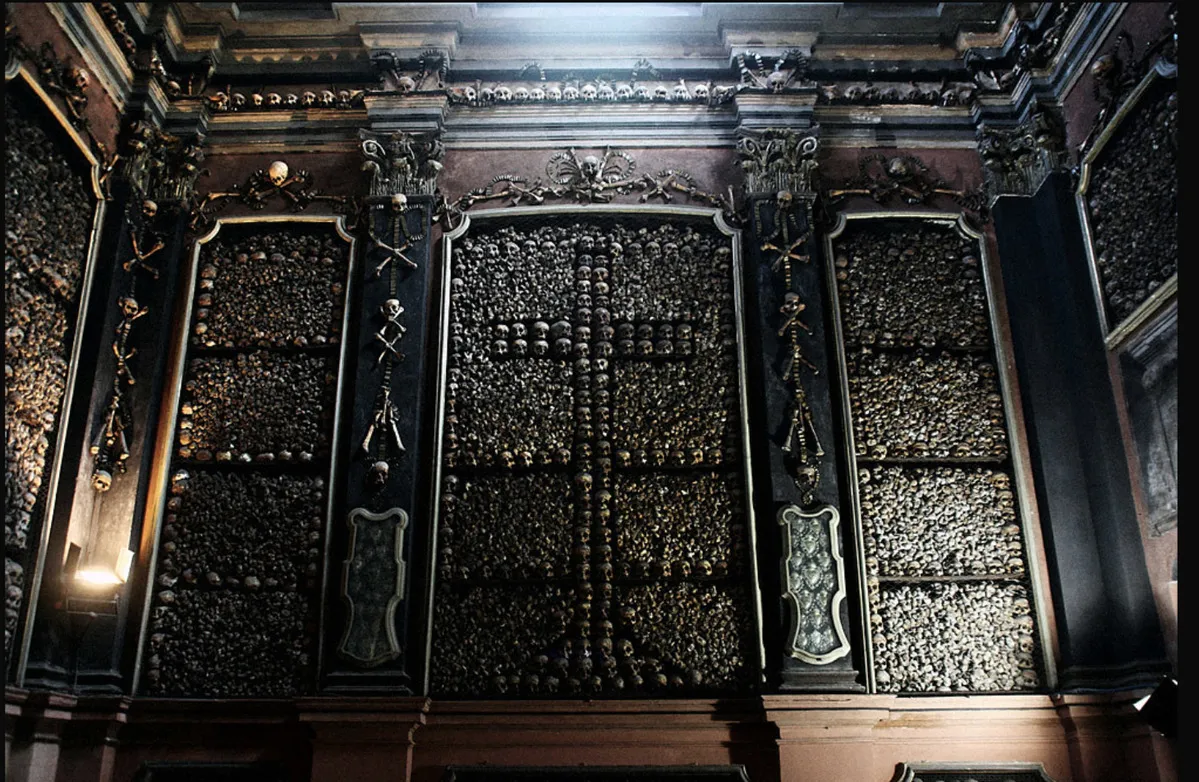 Interior De la Iglesia de San Bernardino alle Ossa. Una cruces y formas hechas con calaveras y con huesos