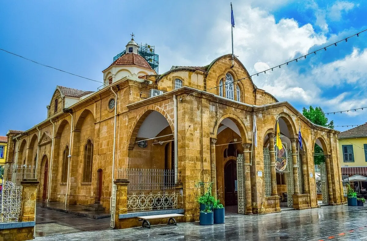 La entrada principal a la iglesia ortodoxa con los arcos y columnas que la rodean.