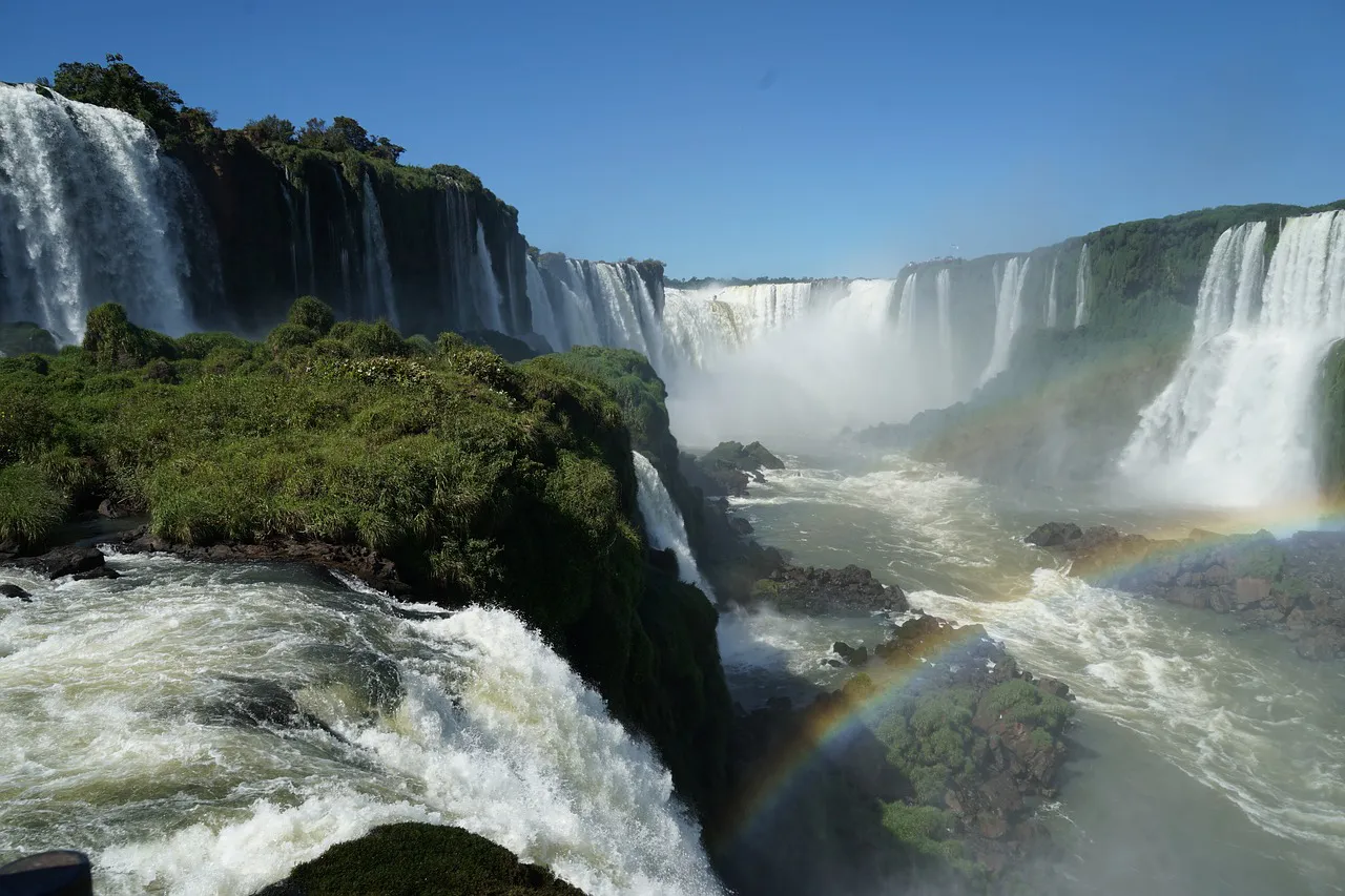 Arco iris en las cascadas de Iguazú.