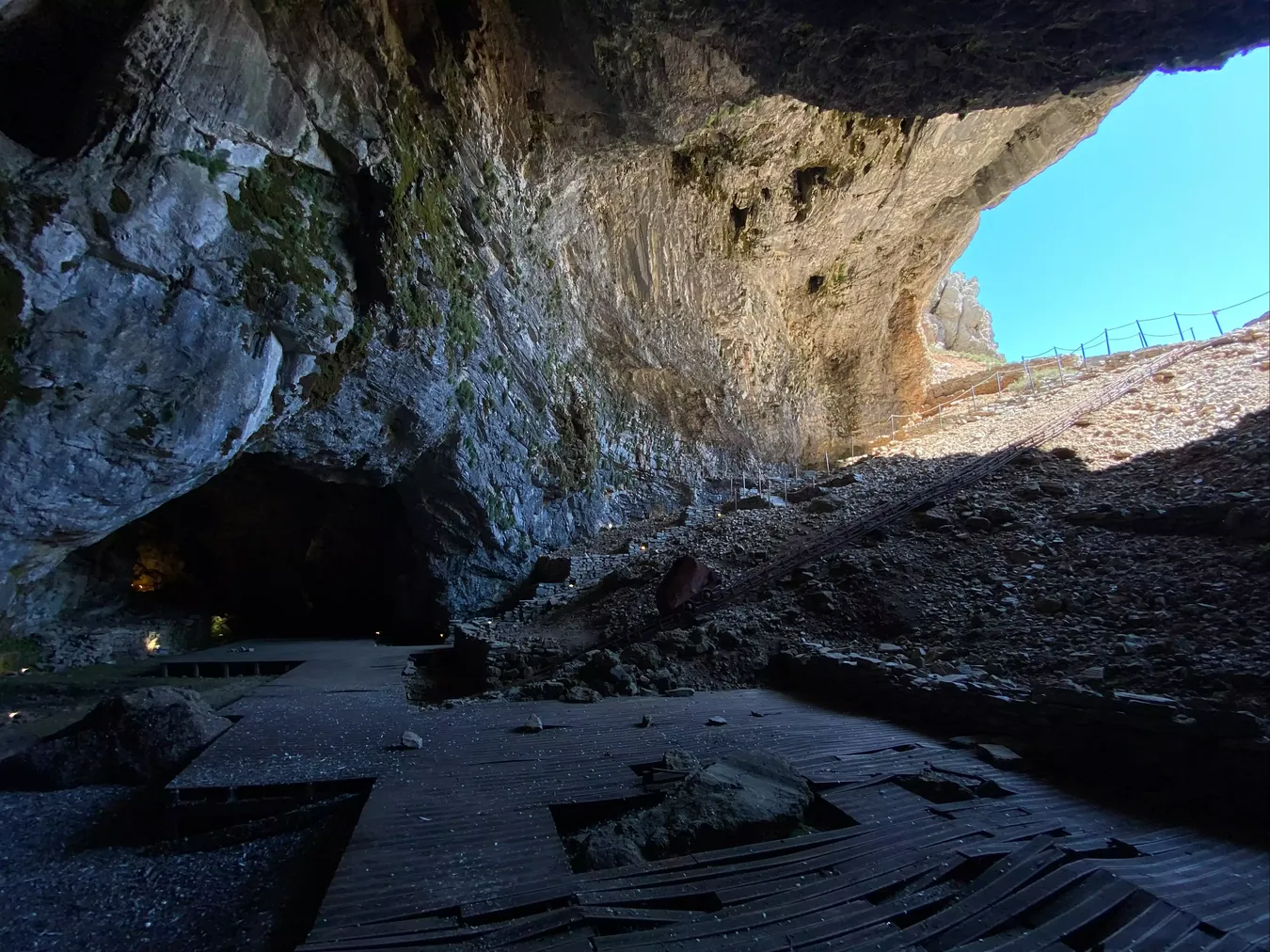 Interior de la Cueva de Ideón.