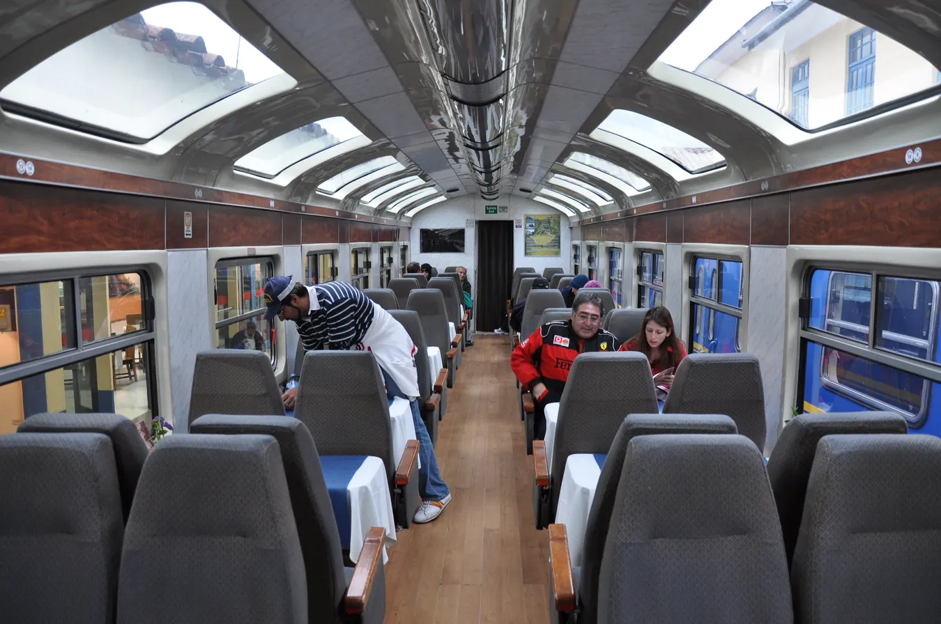 interior del tren Inca Rail
