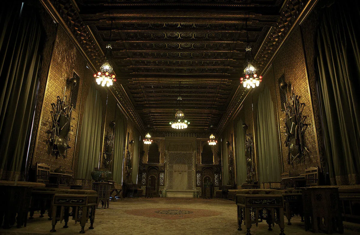 Amplia sala interior del castillo con lamparas de techo, armas en la pared y jarrones
