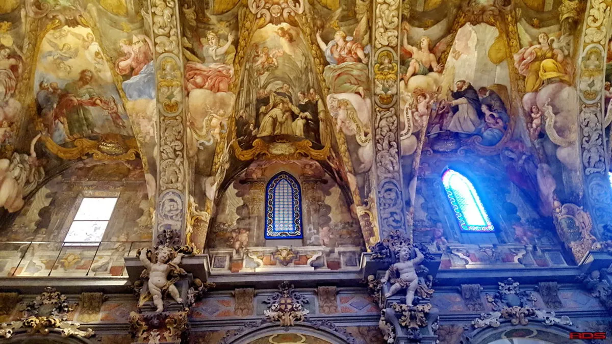 Los precioso frescos del techo del interior De la Iglesia
