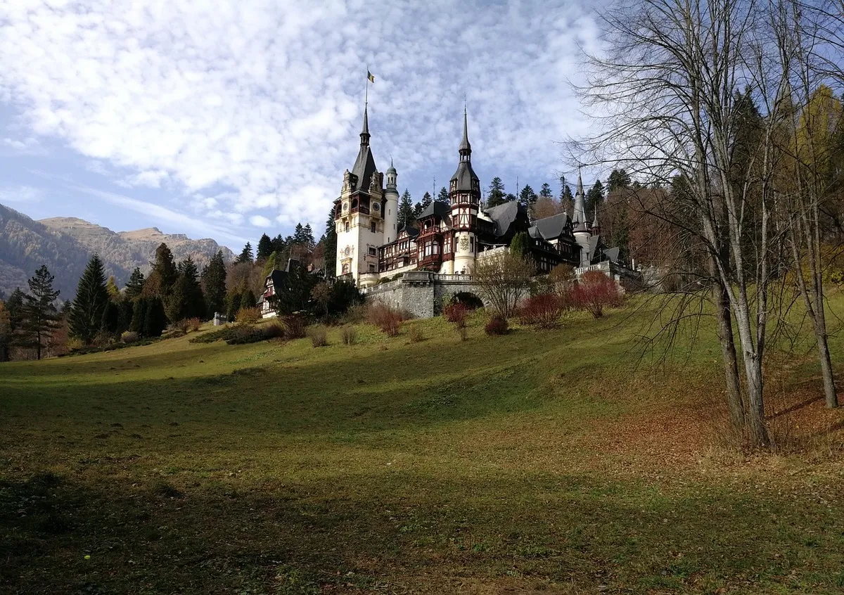 El exterior del castillo con el bosque de Transilvania de fondo
