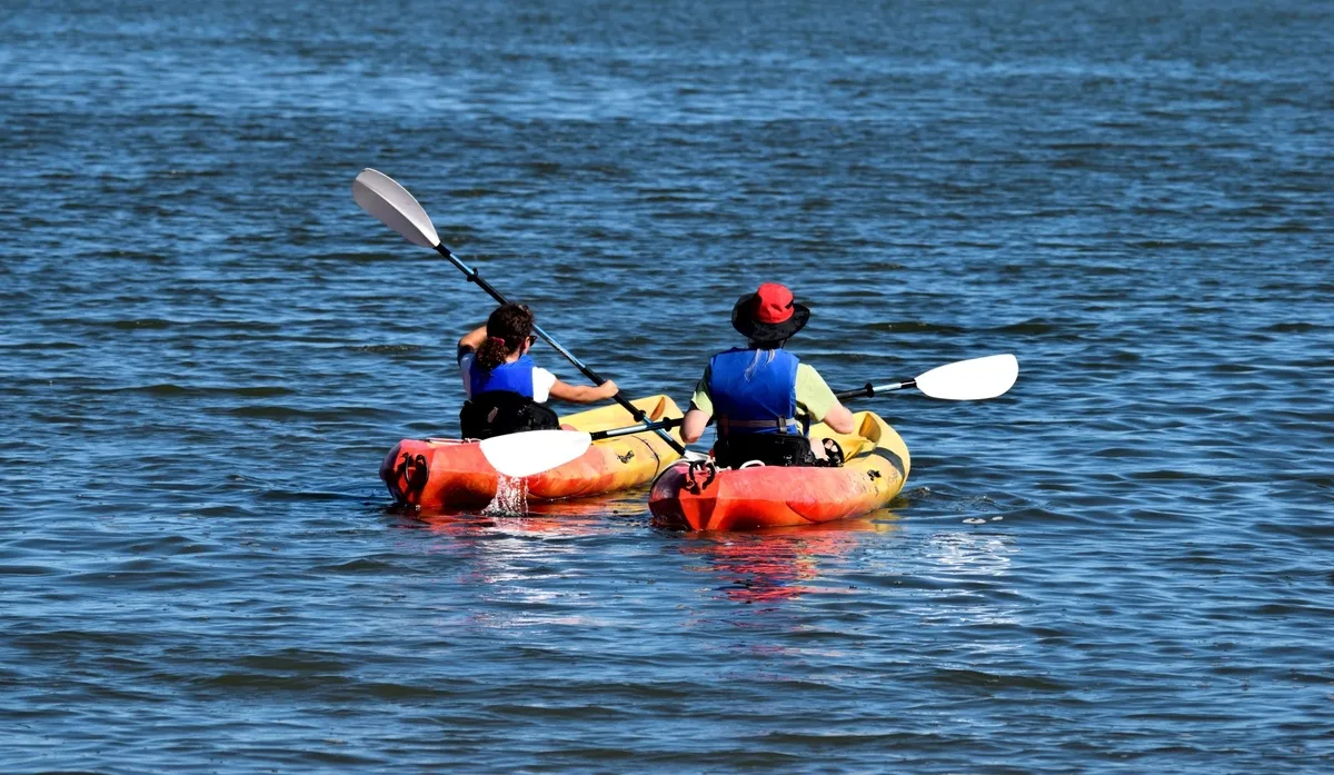 Dos personas en kayak navegando por el lago