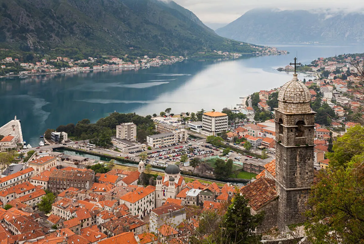 La ciudad de Kotor a la orilla de la bahía que tiene el mismo nombre. Preside la catedral de piedra del centro de la ciudad.