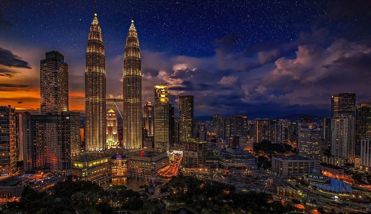 Vistas de Kuala Lumpur de noche.
